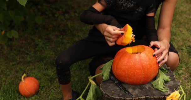 Hija y madre manos calabaza tapa abierta, antes de tallar para Halloween — Vídeo de stock