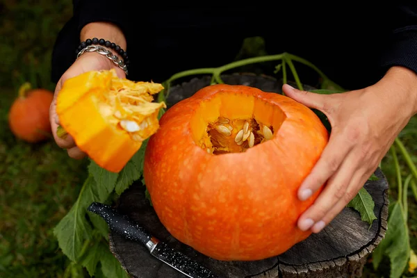 Primer Plano Mano Del Hombre Corta Una Tapa Una Calabaza —  Fotos de Stock