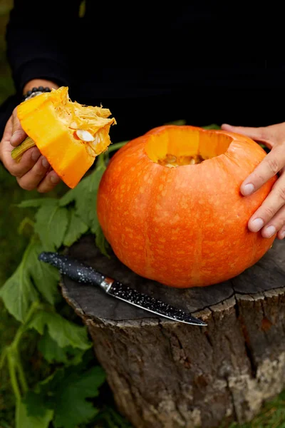 Primer Plano Mano Del Hombre Corta Una Tapa Una Calabaza —  Fotos de Stock