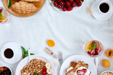 Taze ve parlak kıtasal kahvaltı masası, sağlıklı beslenme çeşitleri mısır gevreği, Fransız tostu, meyveler, limonata, kahve, kruvasan servis masası, üst manzara, düz yatak, fotokopi alanı, çerçeve.