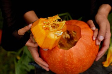 Kız ve baba ellerini açar Cadılar Bayramı için oymadan önce balkabağı keser Jack O 'Lantern' i hazırlar. Parti için dekorasyon, Küçük aile yardımcısı, Üst Manzara, Kapat, Yukarıdan görünüm, Boşluğu kopyala
