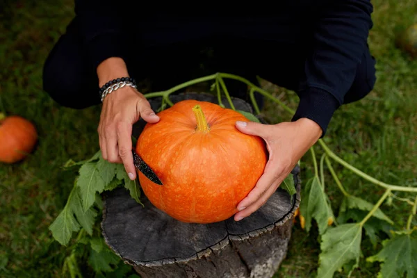 Las Manos Hombre Cortan Calabaza Antes Tallar Para Halloween Prepara —  Fotos de Stock