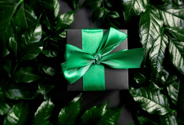 Caixa Presente Preto Luxo Com Fita Verde Fundo Escuro Com — Fotografia de Stock