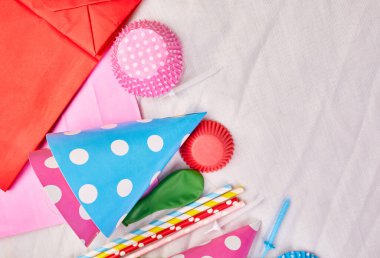 Renkli festival öğeleri, parti şapkaları ve flamaları, doğum günü ya da parti tebrik kartı ile metin, çerçeve ya da arkaplan için doğum günü yatağı, üst görünüm ve kopyalama alanı.