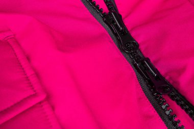 Siyah fermuarlı, fermuarlı kırmızı bir ceket parçası. Kapat, boşluğu kopyala.