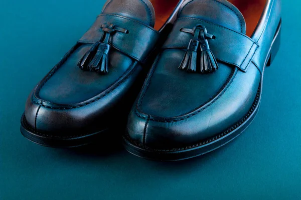 Blaue Loafer Schuhe Auf Blauem Hintergrund Ein Paar Nahaufnahme — Stockfoto