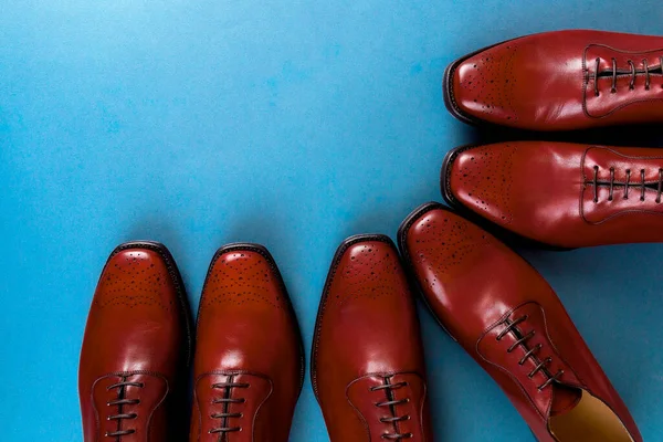 Drie Paar Brogues Een Cirkel Bruine Oxford Schoenen Blauwe Achtergrond — Stockfoto