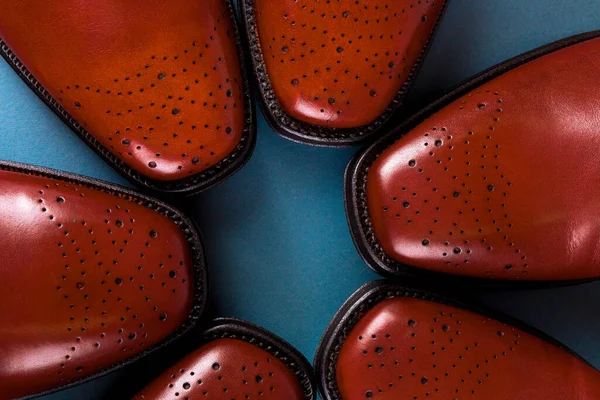 Três Pares Brogues Círculo Sapatos Oxford Marrom Fundo Azul Visão — Fotografia de Stock
