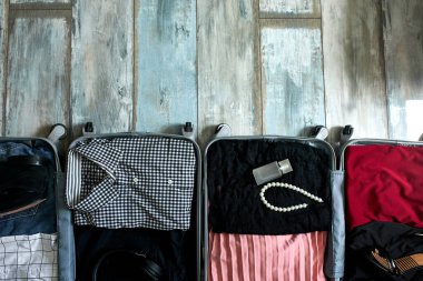 Giysiler ve aksesuarlarla dolu çift bavulu, seyahat ve ilişkiler konsepti, seyahat, seyahat, tatil, kopyalama alanı, üst görünüm.