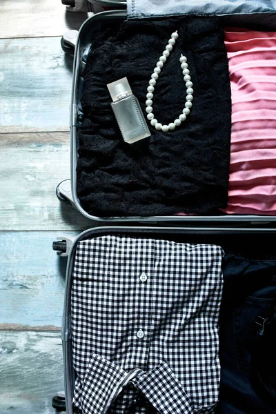 Nyitott Páros Bőrönd Ruházattal Kiegészítőkkel Utazási Kapcsolati Koncepció Utazás Nyaralás — Stock Fotó