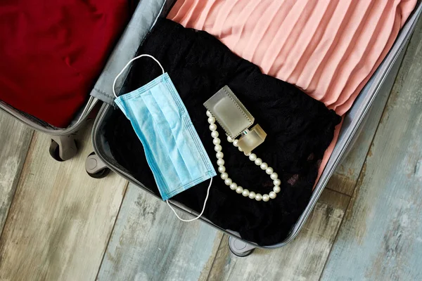 Verpakking Koffer Thuis Met Vrouw Items Accessoires Bescherming Masker Tijdens — Stockfoto