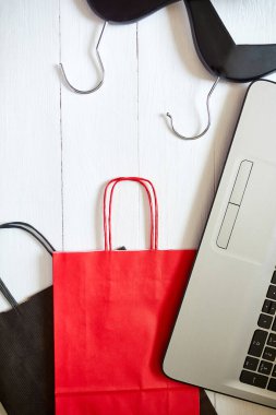 Çevrimiçi alışveriş, internet ödemesi, e-ticaret, taklit, siyah-kırmızı çanta, beyaz arka plan, satış konsepti, siyah cuma, düz döşeme, kopyalama alanı, Free Text Space.