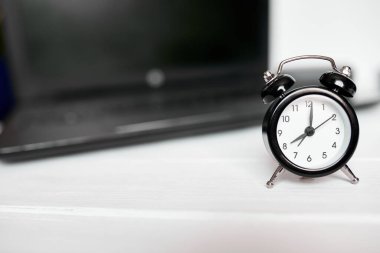 Zaman yönetimi kavramı, ofis işyeri, defter, bilgisayar