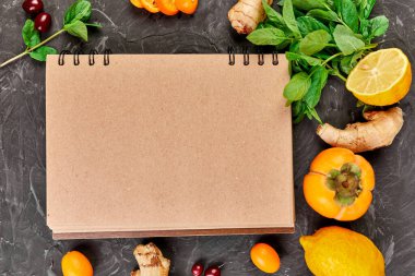 Bağışıklık sistemini güçlendirmek için sağlıklı ürünler, modaya uygun virüs koruması yiyecekler, koronavirüs, bağışıklık konsepti veya diyet, sebze ve meyveli defter, bağışıklık sistemini güçlendirmek için sağlıklı. Düz yatış, üst görünüm.