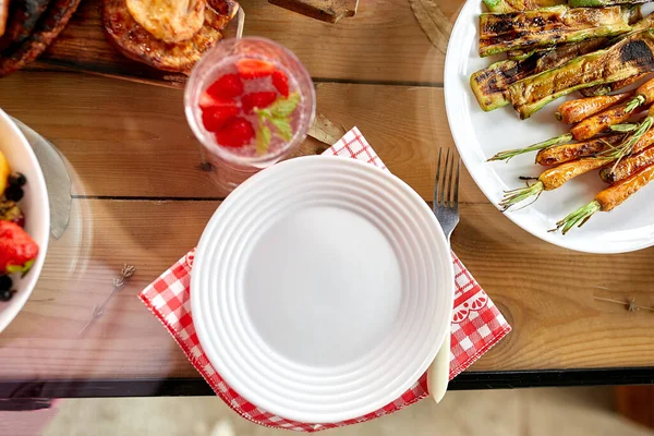 Mesa Cena Con Parrilla Carne Verduras Asadas Salsas Limonada Aperitivos — Foto de Stock