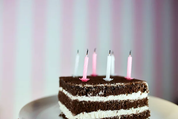 Bolo Aniversário Chocolate Com Velas Bolo Aniversário Com Velas Chamas — Fotografia de Stock