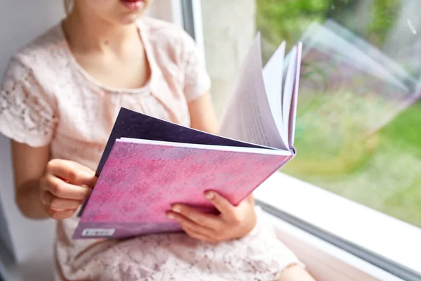 Nettes Kleines Mädchen Liest Buch Hause Auf Der Fensterbank Kind — Stockfoto