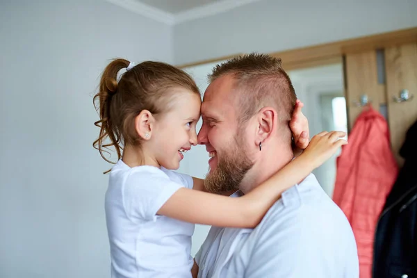 Adorable Niña Vestido Blanco Abrazando Padre Cariñoso Mirándolo Con Amor —  Fotos de Stock