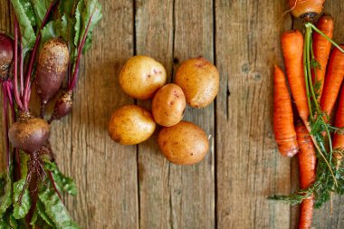 Taze sebze çeşitleri, biyolojik sağlıklı, ahşap arka planda organik yiyecekler, köy pazarı tarzı, bahçe ürünü, diyet sebze yemeği, temiz yemek..