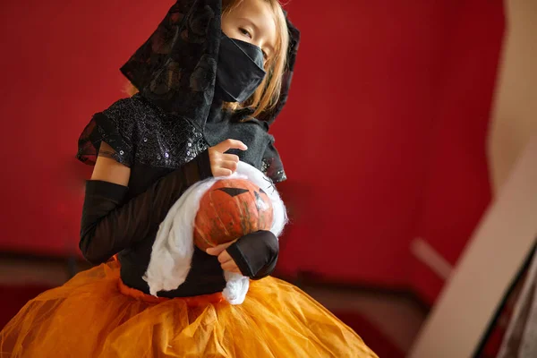 Dívka Doma Halloween Kostýmu Pumkin Jack Nebo Laurent Rukou Dítě — Stock fotografie