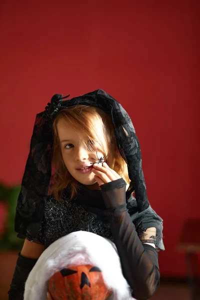 在家里的女孩 身穿黑衣 手里拿着粉红杰克或劳伦特 戴着黑脸面具 保护自己不受考拉威斯感染 在隔离状态下的黑脸女孩 — 图库照片