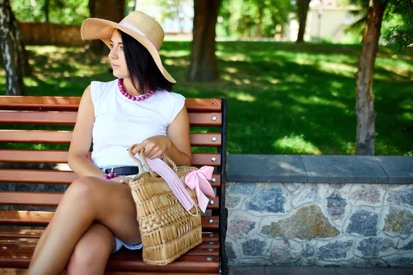 Frau Mit Strohhut Und Tasche Mit Pinkfarbener Schutzmaske Auf Der — Stockfoto