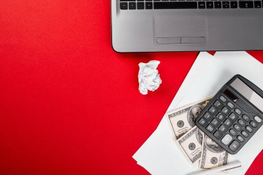 Kırmızı arka planda çalışma alanı olan daire, serbest çalışan online, finansal konsept, internette para kazanmak, dolar, hesaplama, defter, arama fikri..