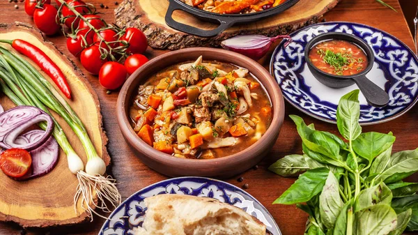 Cozinha Tradicional Usbeque Oriental Mesa Família Uzbeque Pratos Diferentes Feriado — Fotografia de Stock