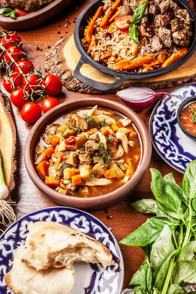 Geleneksel özbek Doğu mutfağı. Özbek yeni yıl tatili için farklı yemekler aile tablosundan. Arka plan resmi üst görülmektedir.