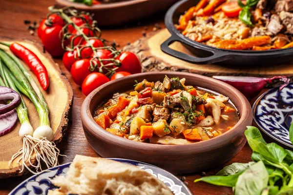 Traditionelle Usbekische Orientalische Küche Usbekischen Familientisch Aus Verschiedenen Gerichten Für — Stockfoto