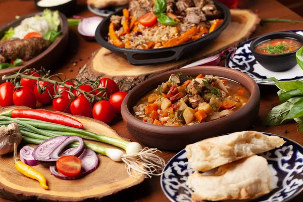 Geleneksel özbek Doğu mutfağı. Özbek yeni yıl tatili için farklı yemekler aile tablosundan. Arka plan resmi üst görülmektedir.