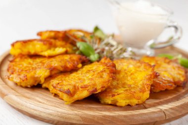 Ukraynalı mutfağı kavramı. Draniki patates ve kabak, yenilebilir çiçekler ile. Kopya alanı, seçici odak