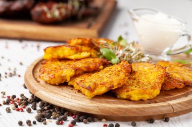 Ukraynalı mutfağı kavramı. Draniki patates ve kabak, yenilebilir çiçekler ile. Kopya alanı, seçici odak