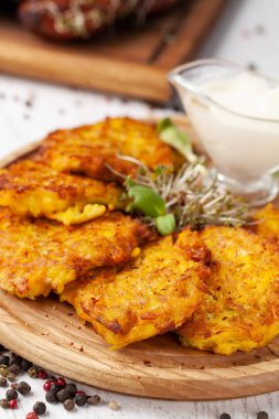 Ukraynalı mutfağı kavramı. Draniki patates ve kabak, yenilebilir çiçekler ile. Kopya alanı, seçici odak