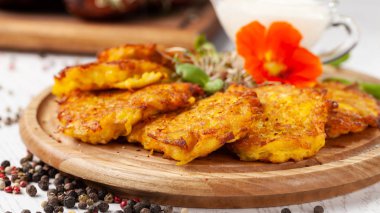 Ukraynalı mutfağı kavramı. Draniki patates ve kabak, yenilebilir çiçekler ile. Kopya alanı, seçici odak