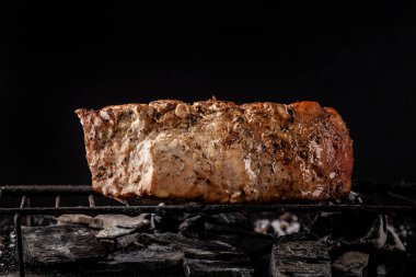 et pişirme süreci kavramı. Biftek üzerinde kömür bir dökme demir tavada, baharat, sarımsak, sıcak kırmızı biber, dördül, kekik kavrulmuş. görüntü arka planı. Kopya alanı, seçici odak