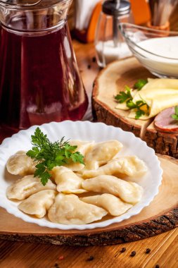 Ukraynalı mutfağı, vareniki patates, ekşi krema masanın üzerinde beyaz bir plaka ile ile kavramı. restoranda kahvaltı. Kopya alanı, seçici odak