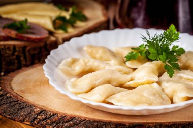 Ukraynalı mutfağı, vareniki patates, ekşi krema masanın üzerinde beyaz bir plaka ile ile kavramı. restoranda kahvaltı. Kopya alanı, seçici odak