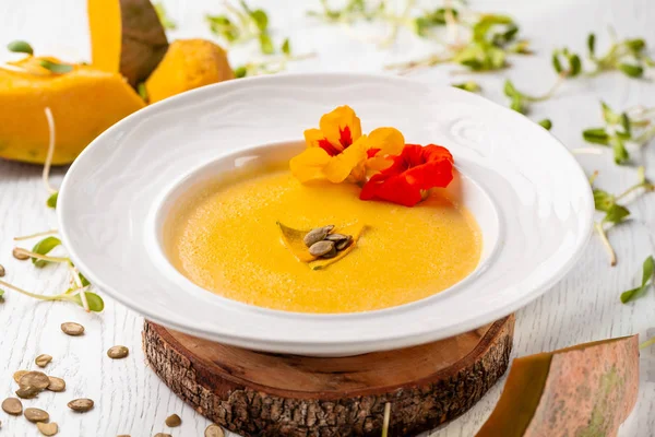 Ukrainian Cuisine Pumpkin Puree Soup Cream Pumpkin Seeds Flowers White — Stock Photo, Image