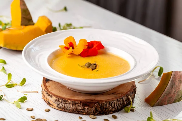 Ukrainian Cuisine Pumpkin Puree Soup Cream Pumpkin Seeds Flowers White — Stock Photo, Image