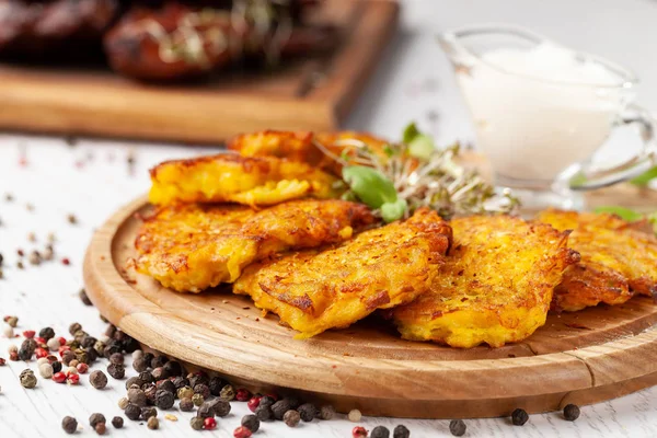 Ukraynalı mutfağı kavramı. Draniki patates ve kabak, yenilebilir çiçekler ile. Kopya alanı, seçici odak