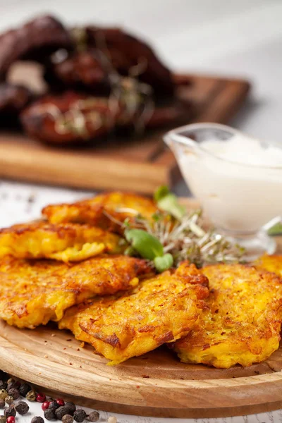 Concetto Cucina Ucraina Draniki Patate Zucche Con Fiori Commestibili Copia — Foto Stock