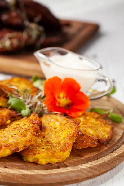 Ukraynalı mutfağı kavramı. Draniki patates ve kabak, yenilebilir çiçekler ile. Kopya alanı, seçici odak