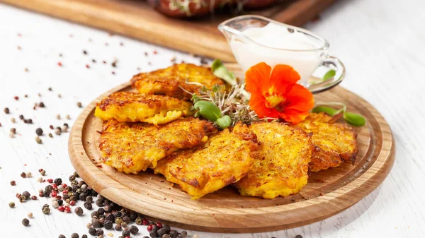 Ukraynalı mutfağı kavramı. Draniki patates ve kabak, yenilebilir çiçekler ile. Kopya alanı, seçici odak