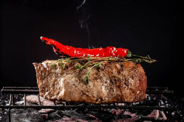 Conceito Processo Cozinhar Carne Bife Assado Carvão Vegetal Uma Frigideira — Fotografia de Stock