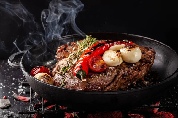 Conceito Processo Cozinhar Carne Bife Assado Carvão Vegetal Uma Frigideira — Fotografia de Stock