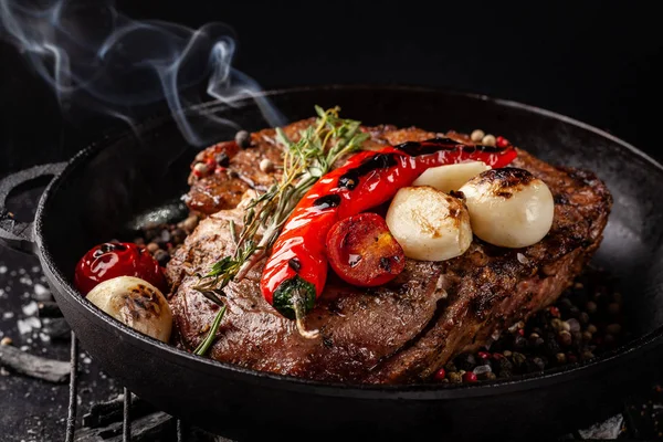 Conceito Processo Cozinhar Carne Bife Assado Carvão Vegetal Uma Frigideira — Fotografia de Stock