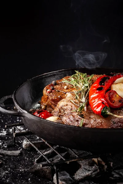 Conceito Processo Cozinhar Carne Bife Assado Carvão Vegetal Uma Frigideira — Fotografia de Stock