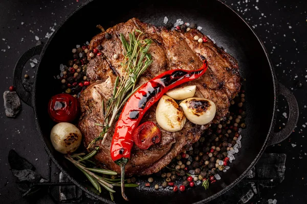 Conceito Processo Cozinhar Carne Bife Assado Carvão Vegetal Uma Frigideira — Fotografia de Stock