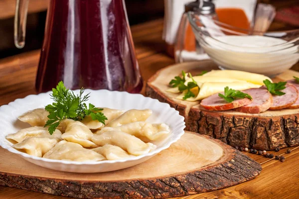 Ukraynalı mutfağı, vareniki patates, ekşi krema masanın üzerinde beyaz bir plaka ile ile kavramı. restoranda kahvaltı. Kopya alanı, seçici odak